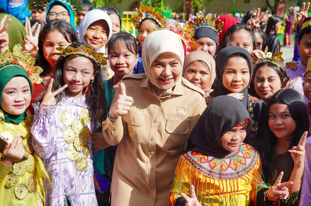 Penuh Haru, Wakil Wali Kota Makassar Rayakan Hari Guru Bersama Murid dan Pendidik