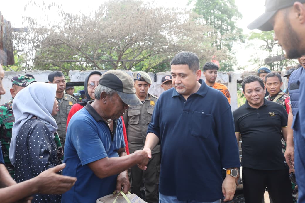 Wali Kota Munafri Bawa Langsung Bantuan ke Lokasi Kebakaran Tallo & Temui Warga