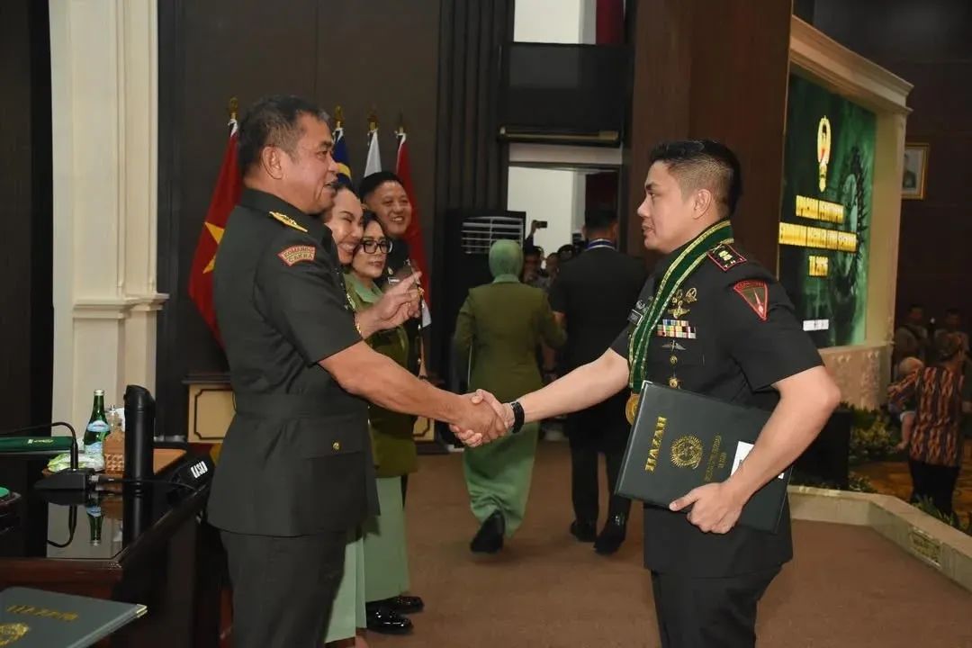 Seskab Teddy Indra Wijaya Raih Penghargaan Taskap Terbaik di Seskoad