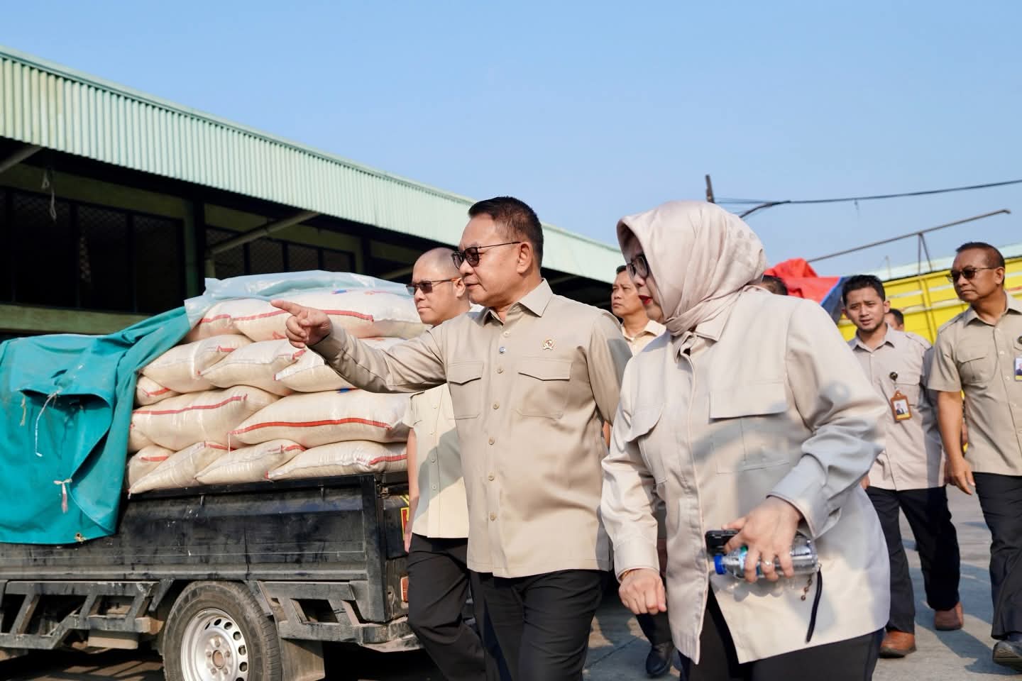 Sidak Pasar Induk Cipinang, Dudung Pastikan Stok Beras Aman Harga Stabil