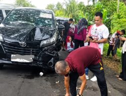Avanza Rombongan PGRI Bantaeng Ringsek usai Tabrakan Beruntung