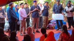 Korban Kebakaran di Tallo Antusias Terima Santunan dari Anggota DPR RI Rudianto Lallo