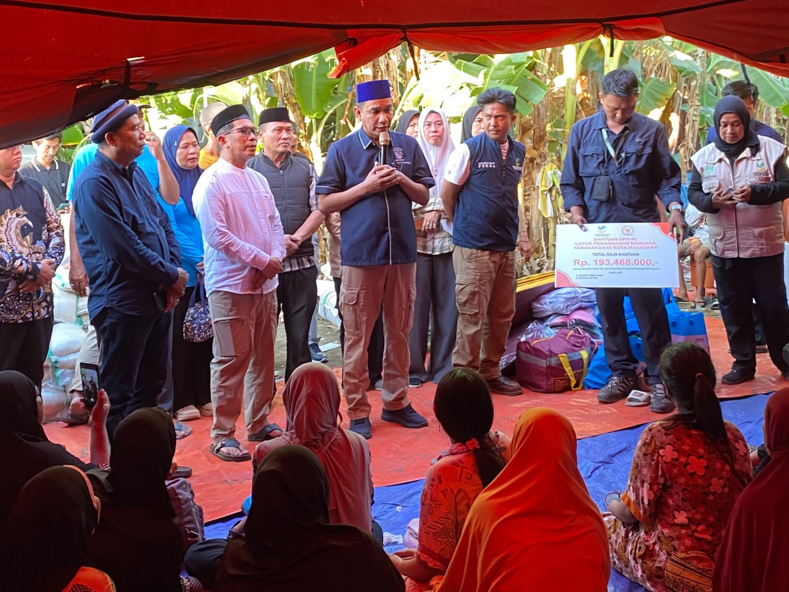 Korban Kebakaran di Tallo Antusias Terima Santunan dari Anggota DPR RI Rudianto Lallo
